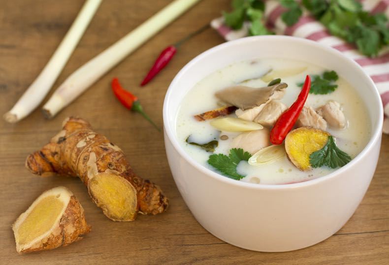 Receta tradicional tailandesa de pescado elaborada con galanga sopa-de-coco